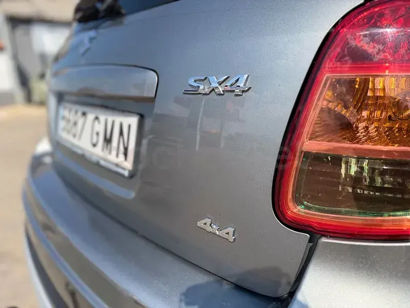 Usado Suzuki SX4 GLX 120 CV (88 kW) 2009 Gris / plata SUV