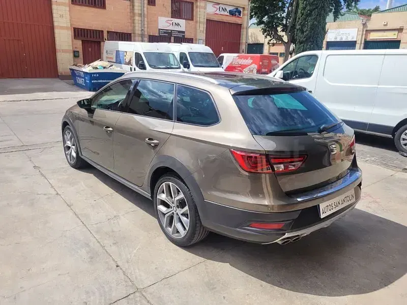 Usado Seat Leon 4Drive 184 CV (135 kW) 2015 Marrón Familiar