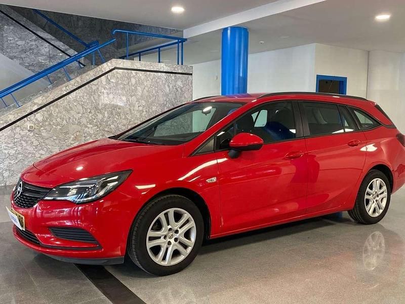 Usado Opel Astra Selective 105 CV (77 kW) 2017 Rojo Utilitario
