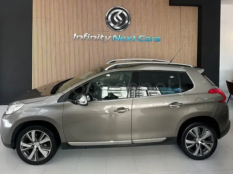 Usado Peugeot 2008 Allure 100 CV (73 kW) 2015 Gris / plata SUV