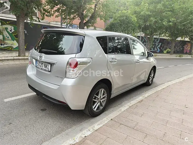 Usado Toyota Verso Comfort 112 CV (82 kW) 2015 Gris / plata Monovolumen