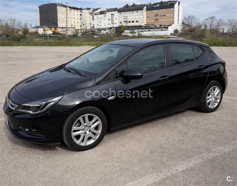 Usado Opel Astra Selective 110 CV (80 kW) 2016 Negro Berlina