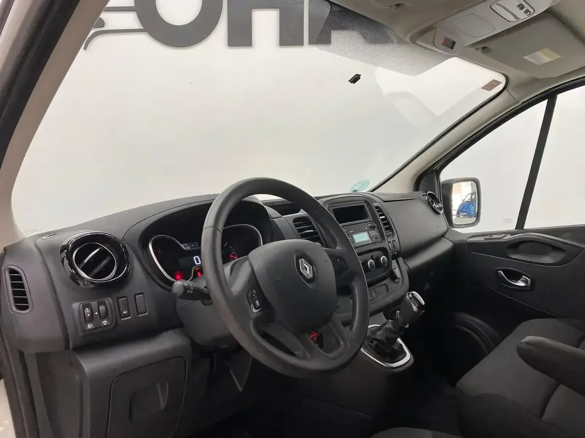 Usado Renault Trafic 120 CV (88 kW) 2021 Blanco Monovolumen