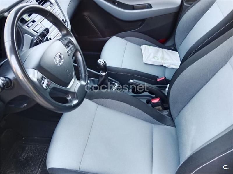 Usado Hyundai i20 84 CV (61 kW) 2016 Gris / plata Berlina