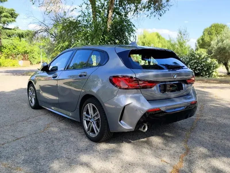 Usado BMW 118 Comfort Edition 136 CV (100 kW) 2024 Gris / plata Utilitario