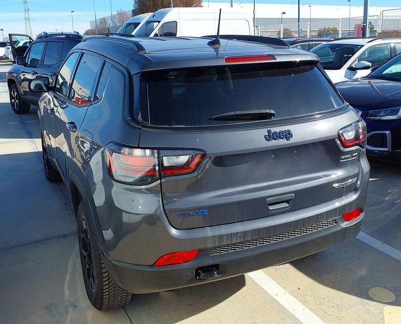 Usado Jeep Compass Trailhawk 240 CV (176 kW) 2022 Gris / plata SUV