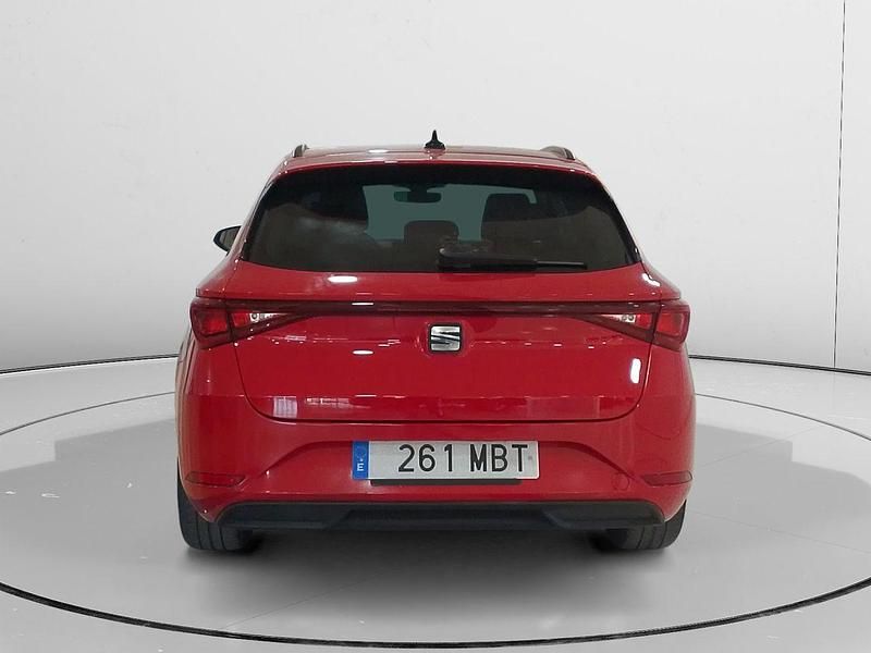 Usado Seat Leon Style 116 CV (85 kW) 2022 Rojo Familiar