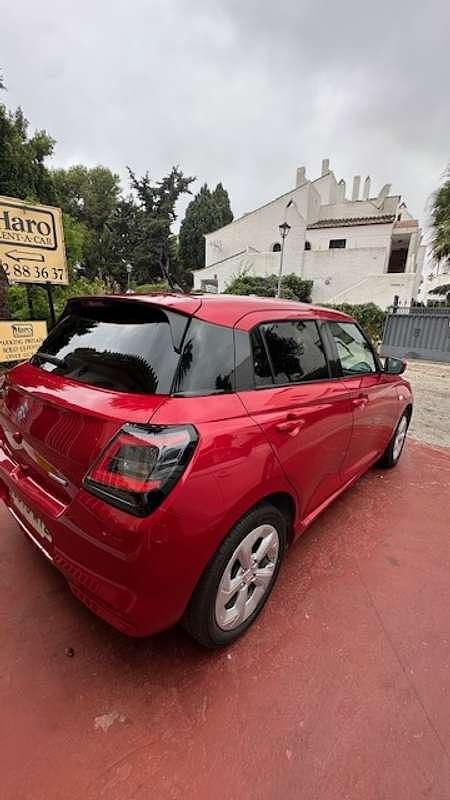 Usado Suzuki Swift 83 CV (61 kW) 2025 Rojo Utilitario