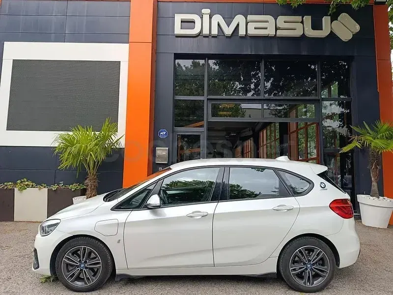 Usado BMW 225 Active Tourer iPerformance 224 CV (164 kW) 2018 Blanco Monovolumen