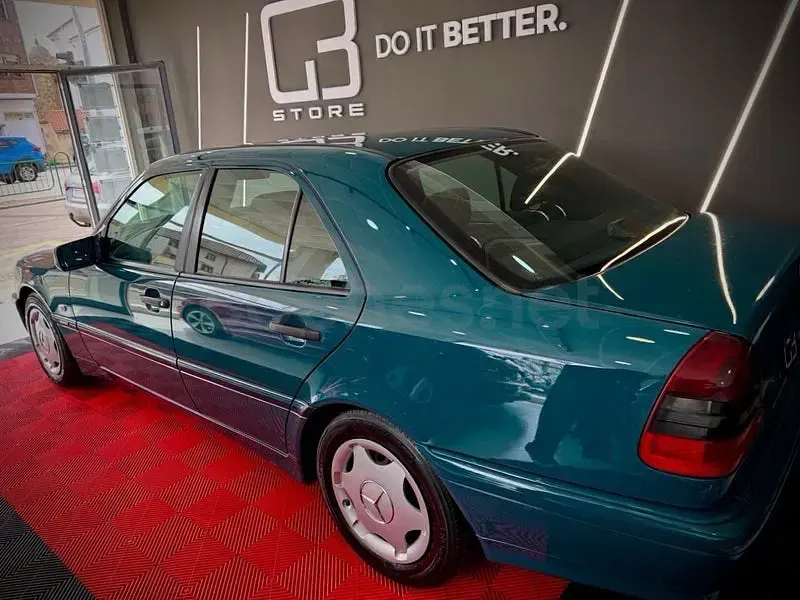 Usado Mercedes C180 122 CV (89 kW) 1998 Verde Berlina