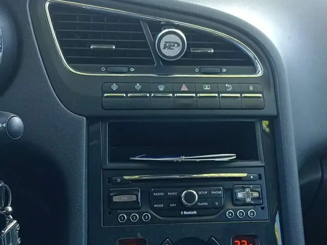 Usado Peugeot 5008 Allure 150 CV (110 kW) 2015 Negro Monovolumen