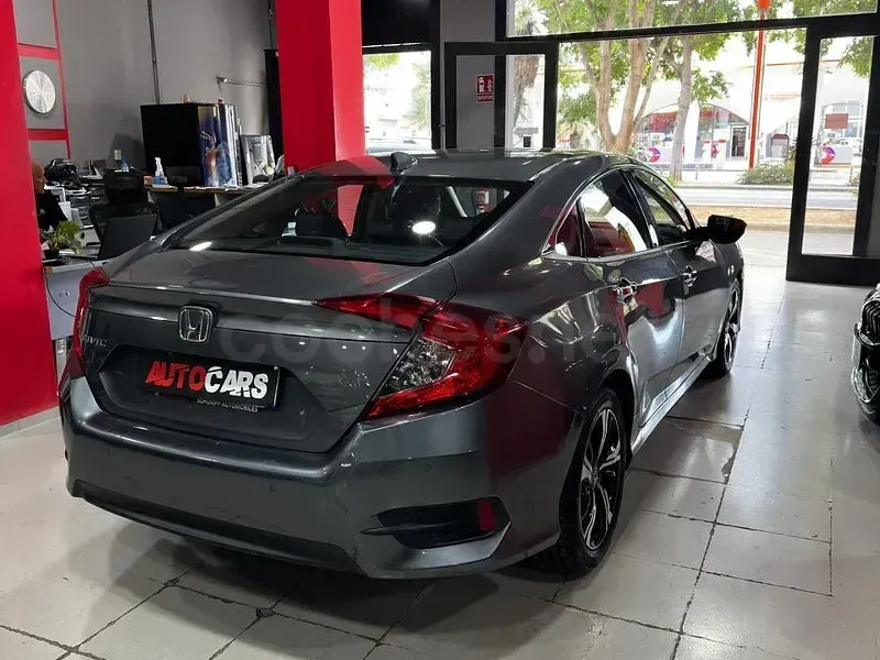 Usado Honda Civic Executive 120 CV (88 kW) 2019 Gris / plata Berlina