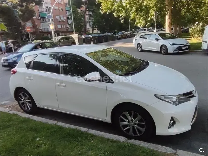Usado Toyota Auris Active 132 CV (97 kW) 2015 Blanco Berlina