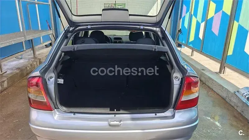 Usado Opel Astra Enjoy 80 CV (58 kW) 2003 Gris / plata Berlina