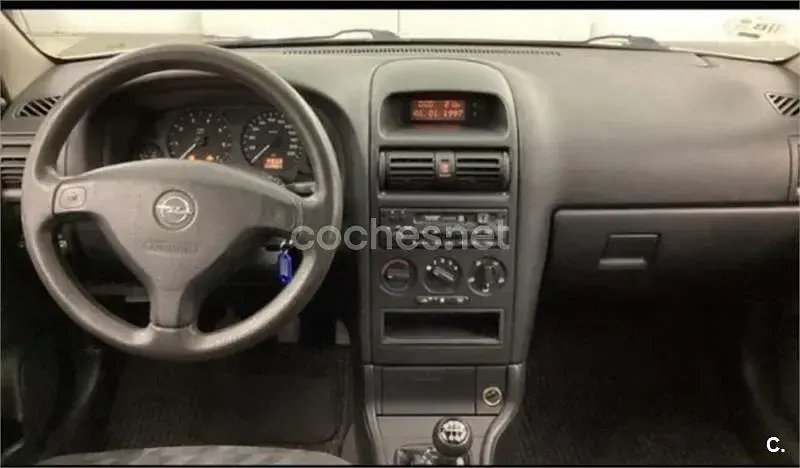 Usado Opel Astra Club 75 CV (55 kW) 2001 Blanco Berlina