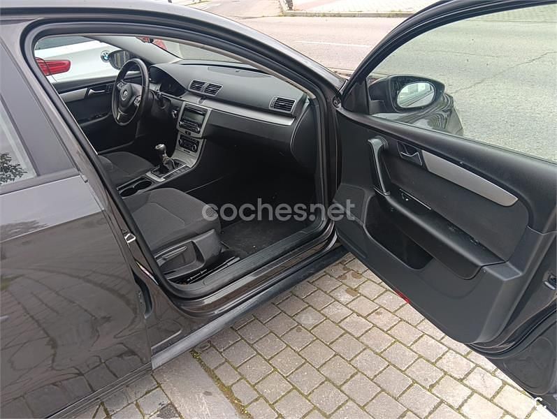 Usado VW Passat 105 CV (77 kW) 2011 Marrón Familiar