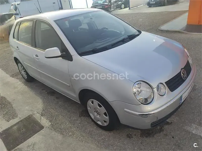 Usado VW Polo Trendline 75 CV (55 kW) 2004 Gris / plata Utilitario