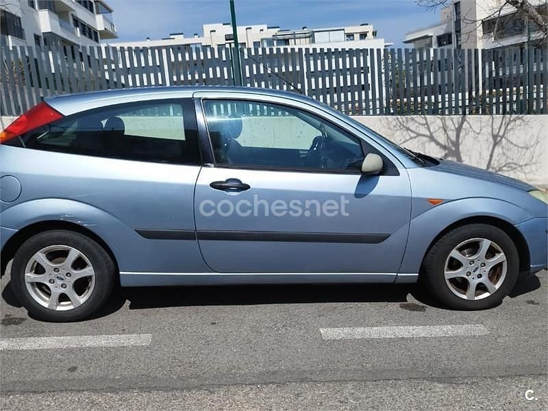 Begagnad Ford Focus Trend 100 HK (73 kW) 2004 Blå Sedan