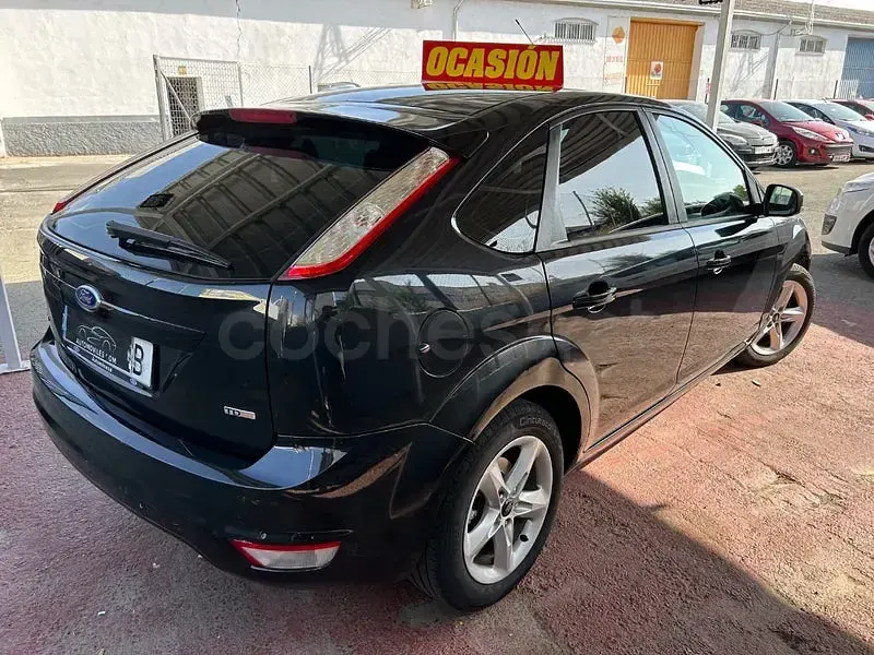 Usado Ford Focus Trend 109 CV (80 kW) 2011 Negro Berlina