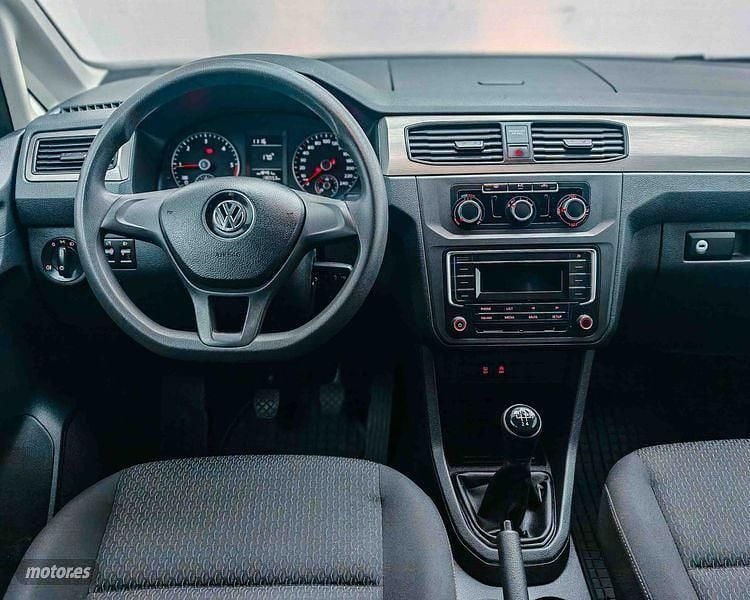 Usado VW Caddy Maxi Trendline 102 CV (75 kW) 2018 Blanco Monovolumen