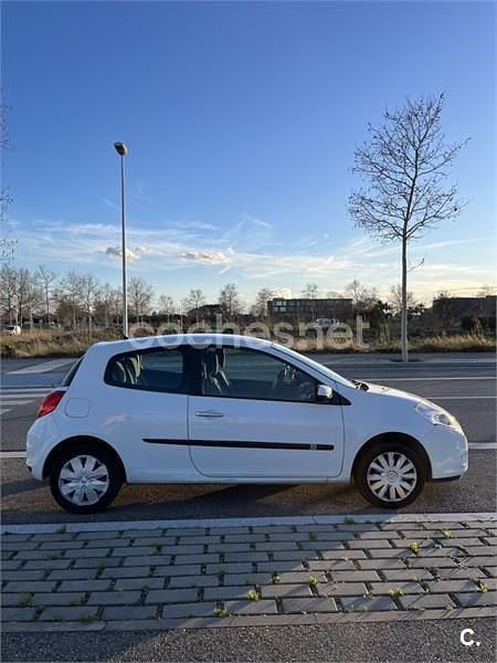 Blanco Usado 2009 Renault Clio II Authentique Berlina | 4000 € (Precio justo) - Imagen 1/4
