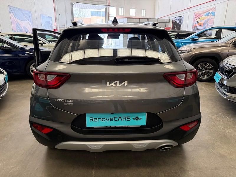 Usado Kia Stonic 100 CV (73 kW) 2025 Gris / plata SUV