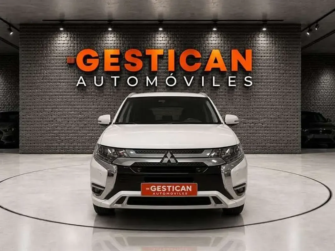 Usado Mitsubishi Outlander P-HEV 224 CV (164 kW) 2021 Blanco SUV