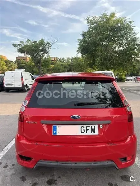 Usado Ford Fiesta Trend 80 CV (58 kW) 2008 Rojo Utilitario