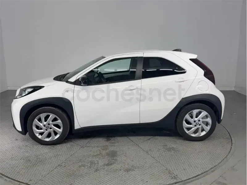Usado Toyota Aygo X Play 72 CV (52 kW) 2025 Blanco SUV