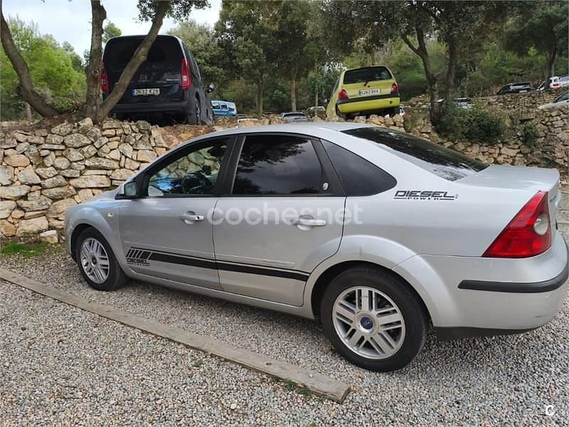 Usado Ford Focus Ghia 115 CV (84 kW) 2006 Gris / plata Berlina