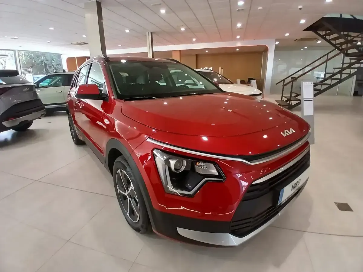 Usado Kia Niro 129 HP (94 kW) 2025 Vermelho SUV