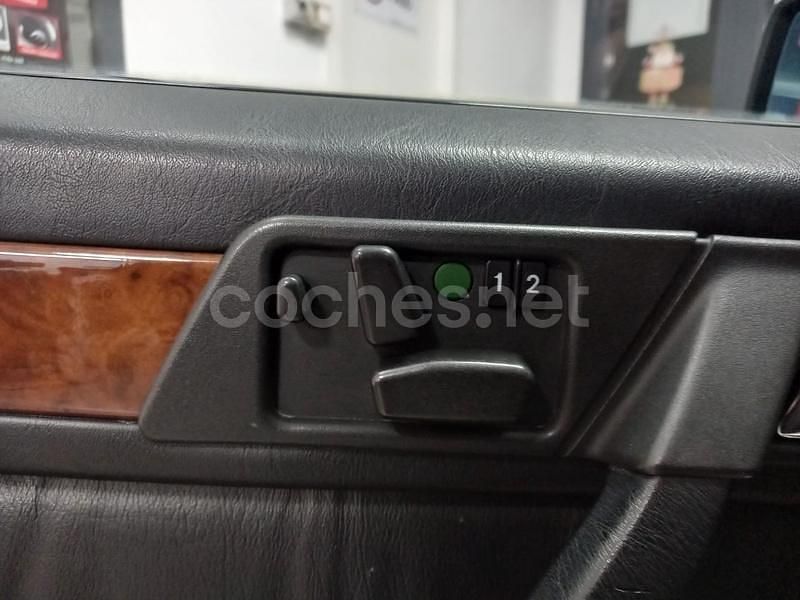 Usado Mercedes E300 220 CV (161 kW) 1992 Violeta / lila Descapotable