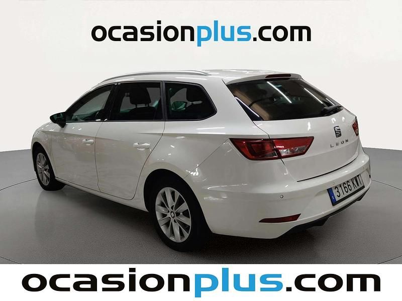 Usado Seat Leon Style 130 CV (95 kW) 2019 Blanco Monovolumen