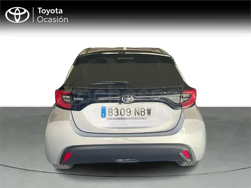 Usado Toyota Yaris Hybrid Active 116 CV (85 kW) 2025 Gris / plata Berlina