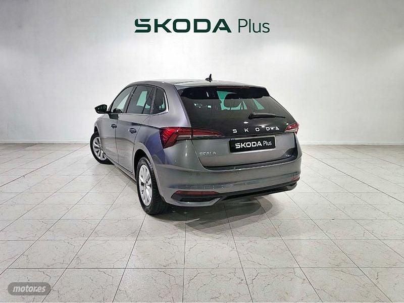 Usado Skoda Scala Selection 115 CV (84 kW) 2025 Gris / plata Utilitario