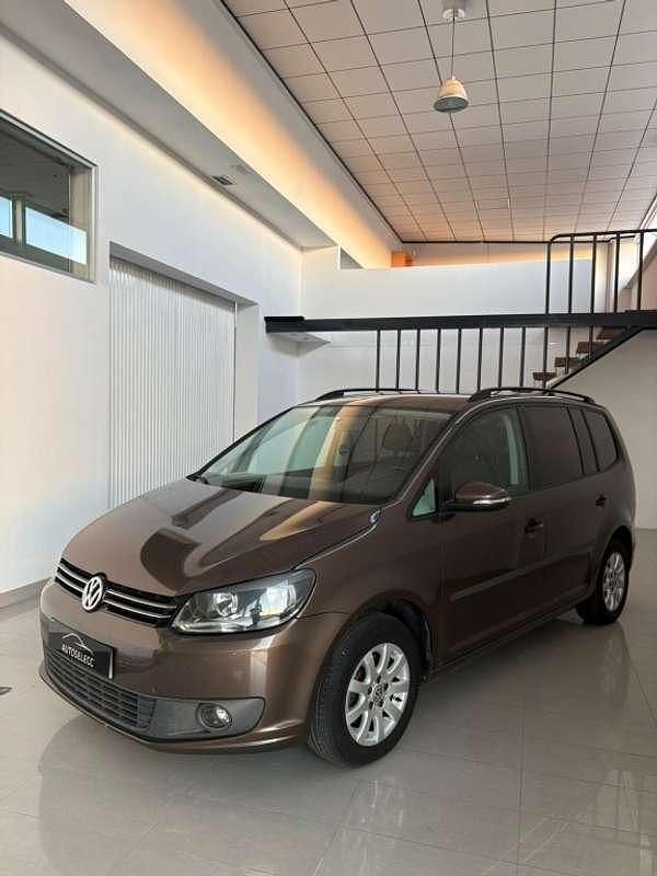 Usado VW Touran Advance 105 CV (77 kW) 2014 Marrón Monovolumen