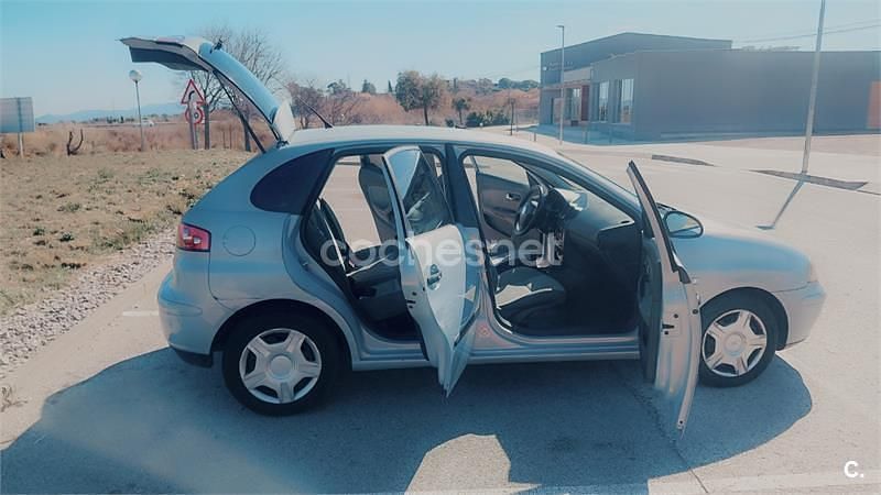 Usado Seat Ibiza 100 CV (73 kW) 2003 Azul Utilitario