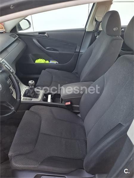 Usado VW Passat Highline 140 CV (102 kW) 2007 Gris / plata Berlina