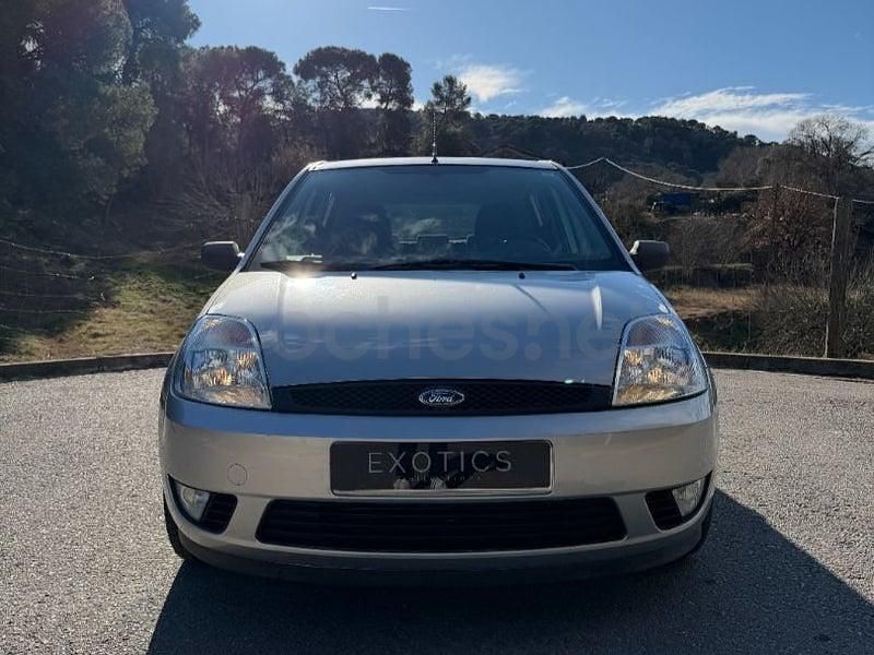 Usado Ford Fiesta Trend 80 CV (58 kW) 2005 Gris / plata Utilitario