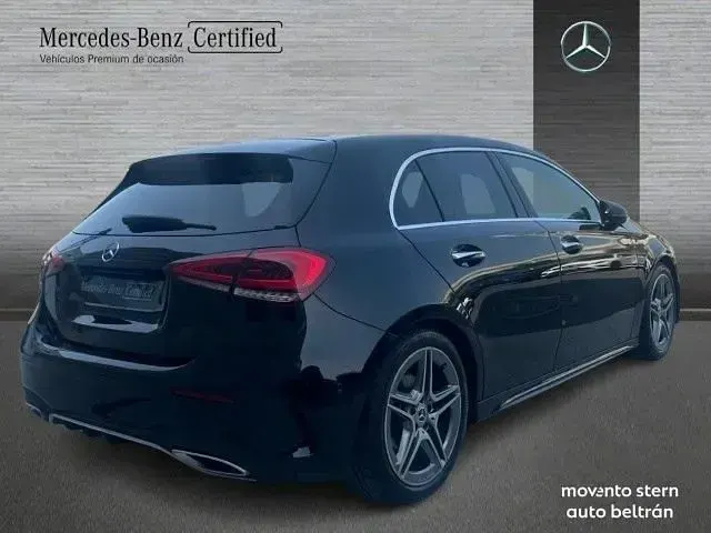 Usado Mercedes A180 AMG line 136 CV (100 kW) 2022 Negro Utilitario