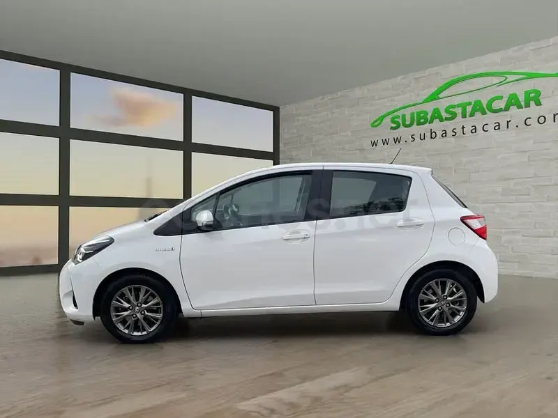 Usado Toyota Yaris Hybrid Active 100 CV (73 kW) 2019 Blanco Berlina