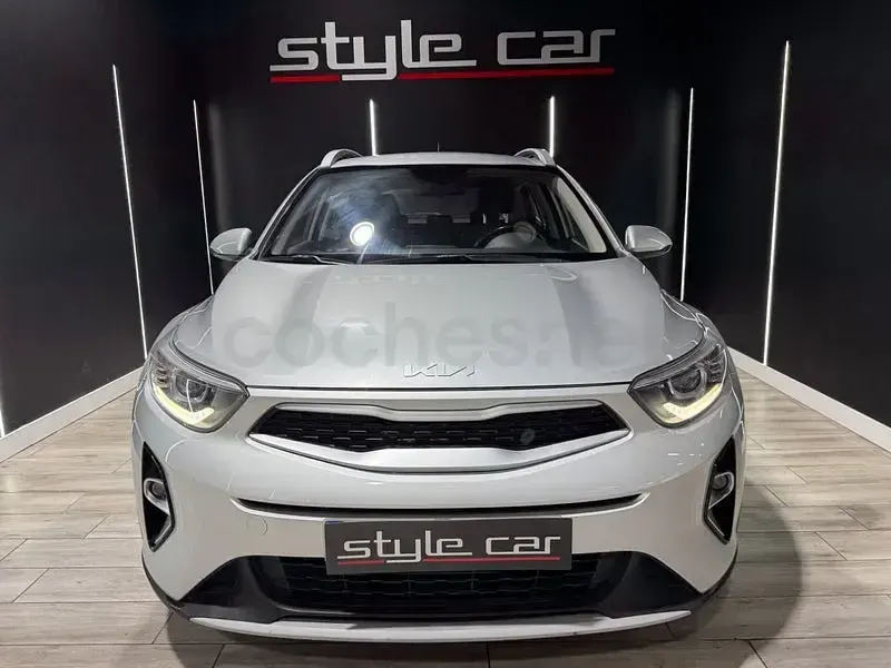 Usado Kia Stonic 101 CV (74 kW) 2022 Gris / plata SUV