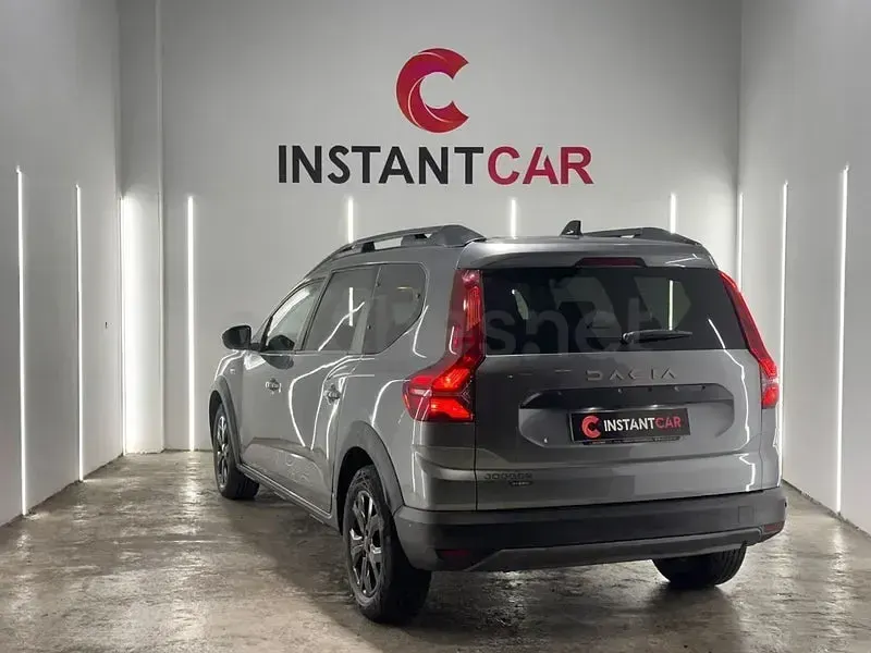 Usado Dacia Jogger Expression 140 CV (102 kW) 2023 Verde Monovolumen