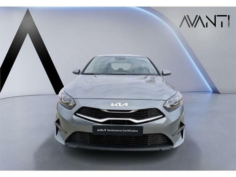 Usado Kia Ceed 120 CV (88 kW) 2023 Plateado Utilitario