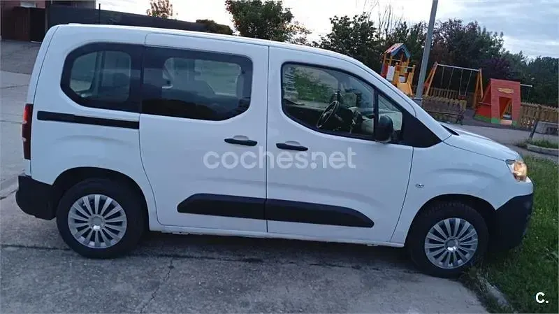 Käytetty Citroën Berlingo Feel 102 HP (75 kW) 2022 Valkoinen Tila-auto