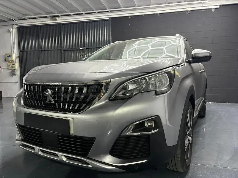 Usado Peugeot 3008 Allure 130 CV (95 kW) 2021 Gris / plata SUV