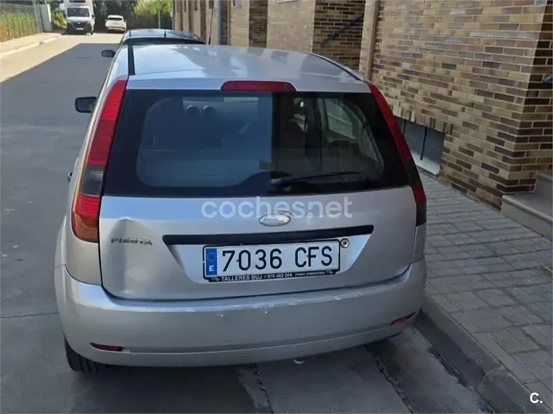 Usado Ford Fiesta Trend 80 CV (58 kW) 2003 Gris / plata Utilitario