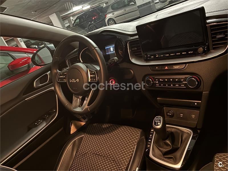Usado Kia Ceed 136 CV (100 kW) 2024 Azul Utilitario