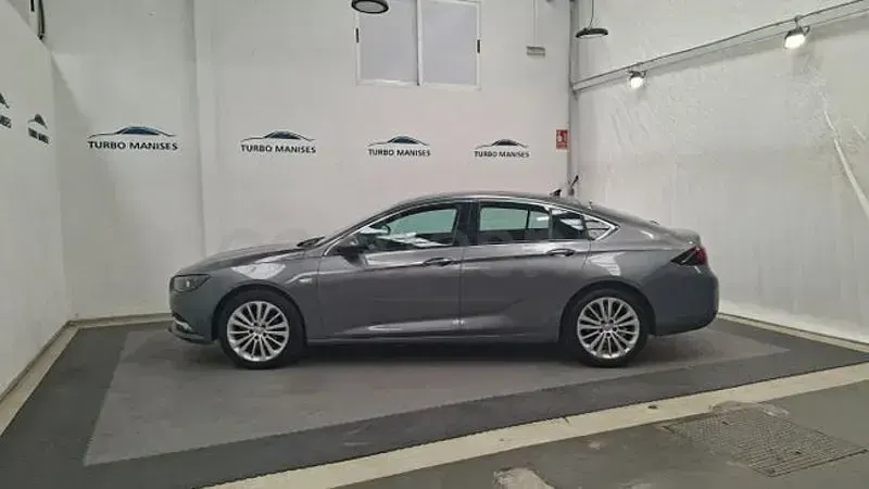 Usado Opel Insignia Innovation 165 CV (121 kW) 2020 Gris / plata Berlina
