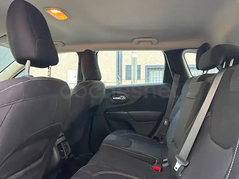 Usado Jeep Cherokee Longitude 170 CV (125 kW) 2016 Gris / plata SUV